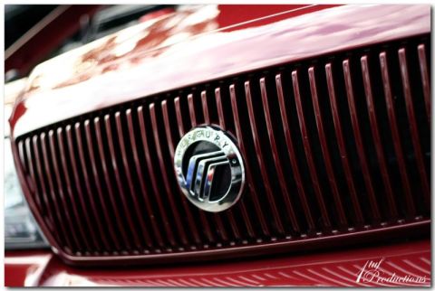2003 Mercury Marauder - Close-up of the distinctive vertical bar grille on a 2003 Mercury Marauder.