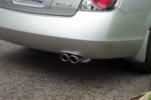 Silver sedan rear bumper with dual chrome exhaust tips and 2.5 SL badge