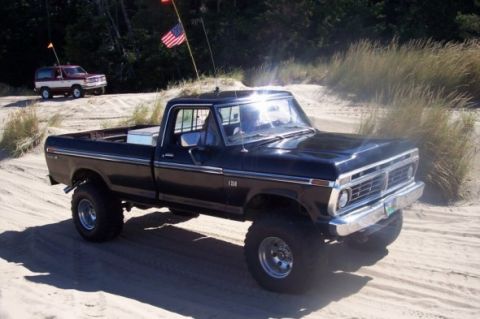1978 Ford Bronco - Big brother running his 74 good time.