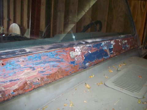 1978 Jeep CJ5 - The weathered dashboard of a Jeep shows significant rust and peeling paint.