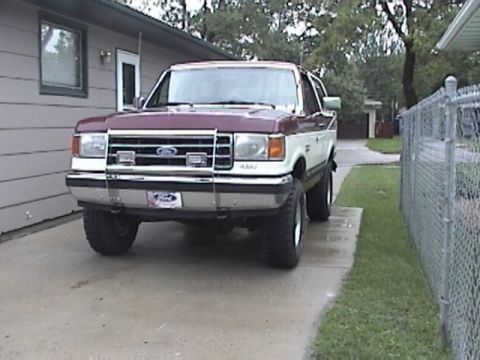1991 Ford Bronco - If you look closely you can see a set of Super Duty hooks under the bumper.