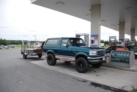 1996 Ford Bronco - 1996 Ford Bronco at a gas station, towing a trailer.