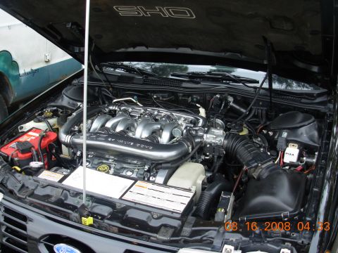 1995 Ford Taurus - The engine bay of a 1995 Ford Taurus SHO, its V8 engine and intake system.