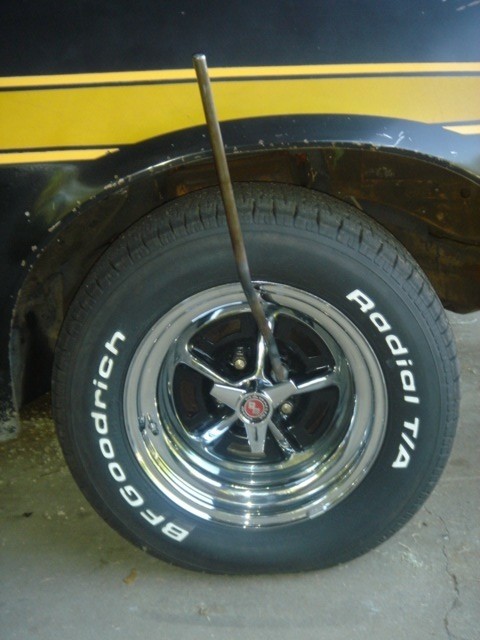 1975 Ford Ranchero - custom made lug wrench reaches behind spinner