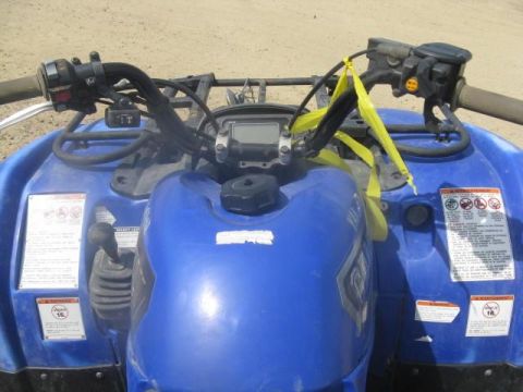 2003 Yamaha GRIZZLY 660 - Interior view of a blue 2003 Yamaha GRIZZLY 660 ATV, showing the handlebars and controls.
