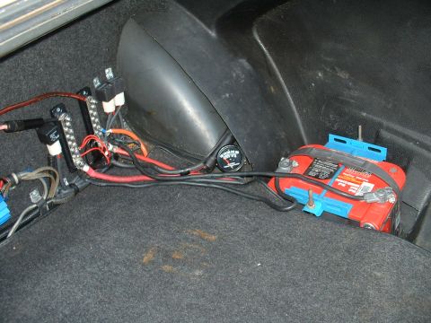 1984 Mercedes-Benz D-Class - the rear battery and fuel temp. gauge