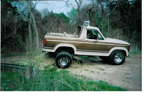 1982 Ford Bronco - a little flex from backing up
