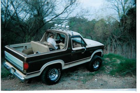 1982 Ford Bronco - tucking the 33's in pretty good