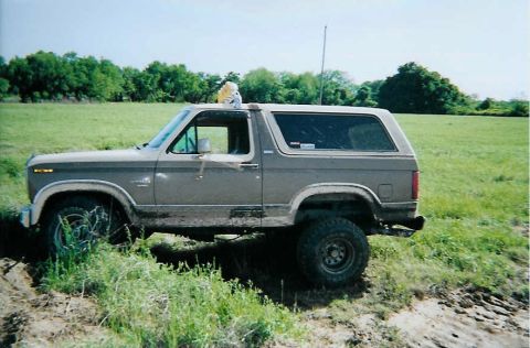 1982 Ford Bronco - flexin in the field