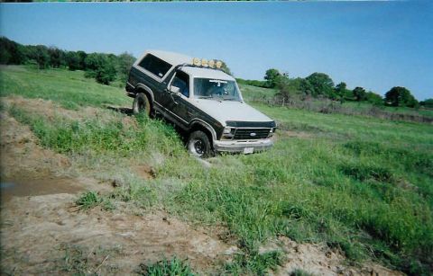 1982 Ford Bronco - going down the ledge