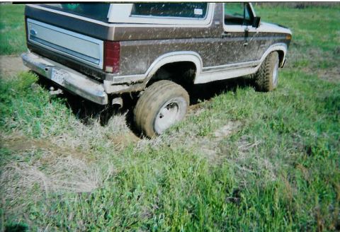 1982 Ford Bronco - getting a tire off the ground, damn open diff.