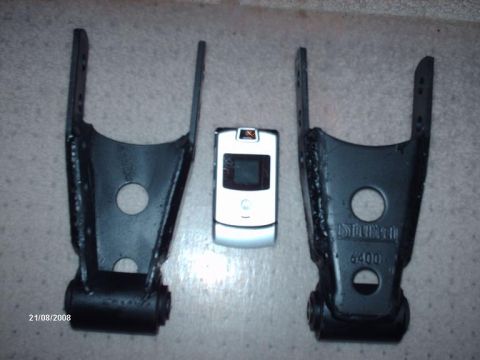 1990 Ford F-150 - Two black leaf spring shackles are shown next to a cell phone, with the date 21/08/2008 visible in the corner.