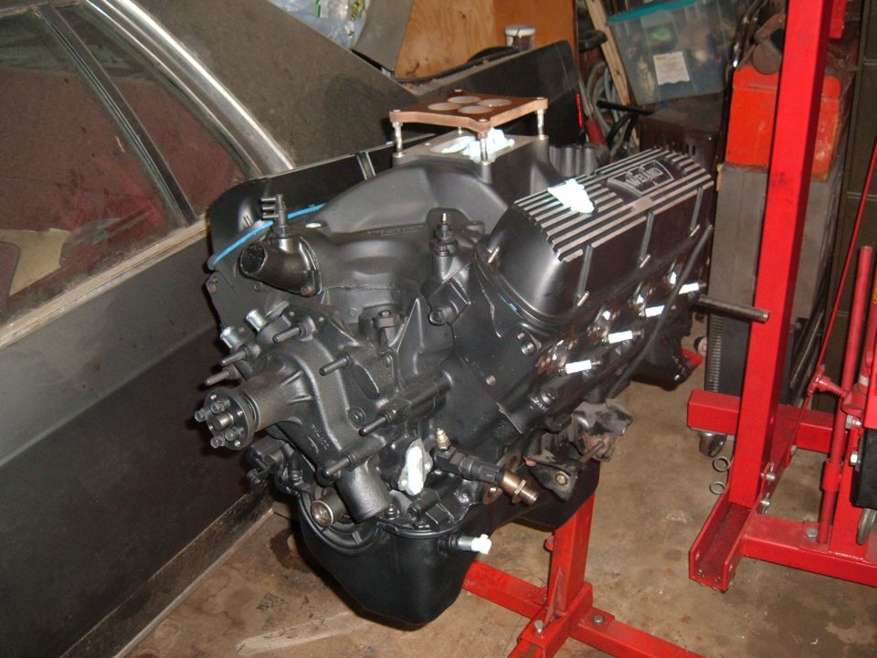 This the motor painted and ready to go in the car. I still need to find an oil cooler o-ring and some little things, and fix the power brake booster first but I'm almost ready. I painted the whole thing semi flat black, for that stealthy look. It still has all the good stuff inside but wrapped in a plain wrapper.