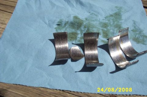2007 Ford Mustang - Engine bearings are shown on a blue cloth with oil stains, with a date stamp of 24/08/2008.