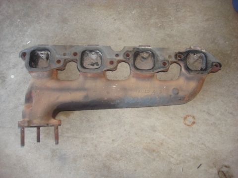 1983 Ford Bronco - upon removal i found out why i had such a bad leak on the drivers side. Most of the bolts were loose and the gasket was leaking everywhere.