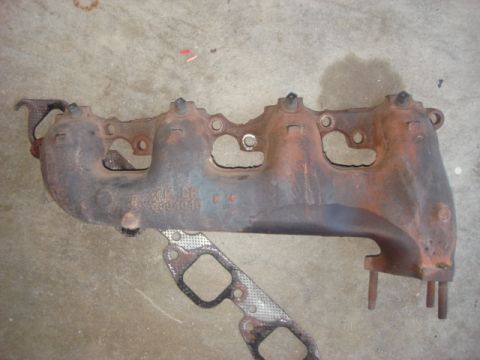 1983 Ford Bronco - here is a closer look at the drivers side exhaust manifold. it itself is in good shape. just a blown gasket.