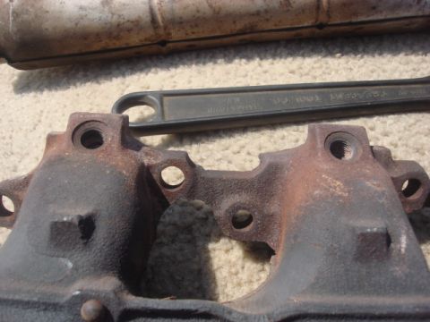 1983 Ford Bronco - here is a closer look. i was so happy no cracks. replace the plugs and go.