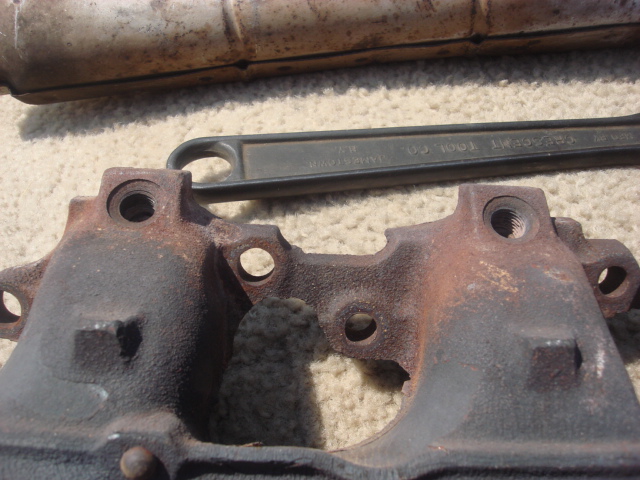 here is a closer look. i was so happy no cracks. replace the plugs and  go.