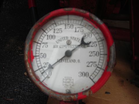 1995 Ford Bronco - This gauge shows air pressure up to 300 PSI, with the needle currently at 20 PSI.