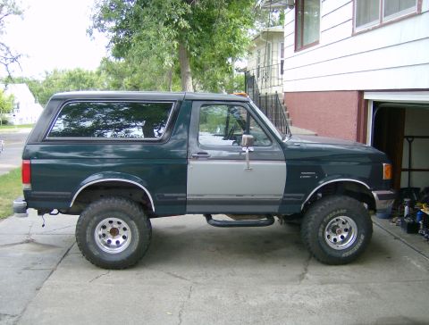 1990 Ford Bronco - Sitting back on the 15 x 10 inch rims wrapped with 35x12.5 Procomp mud terrains.