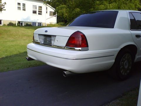 2003 Ford Crown Victoria - Rear view of a white 2003 Ford Crown Victoria showing its dual exhaust system.