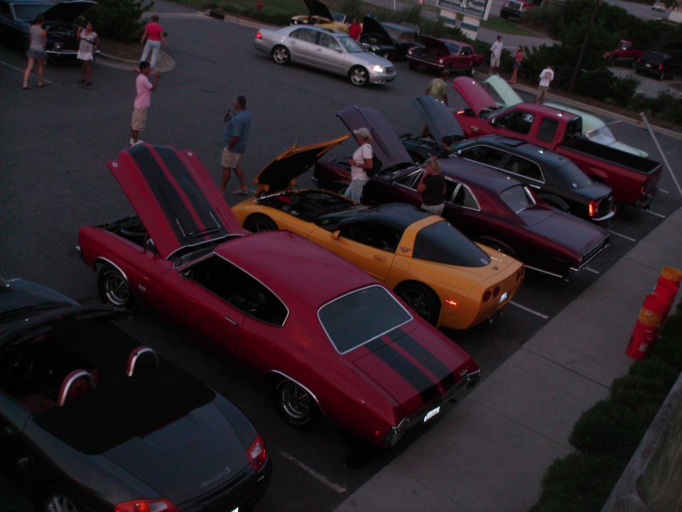 Hooters Cruise-in