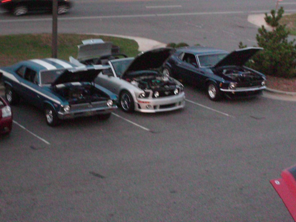 Hooters Cruise-in