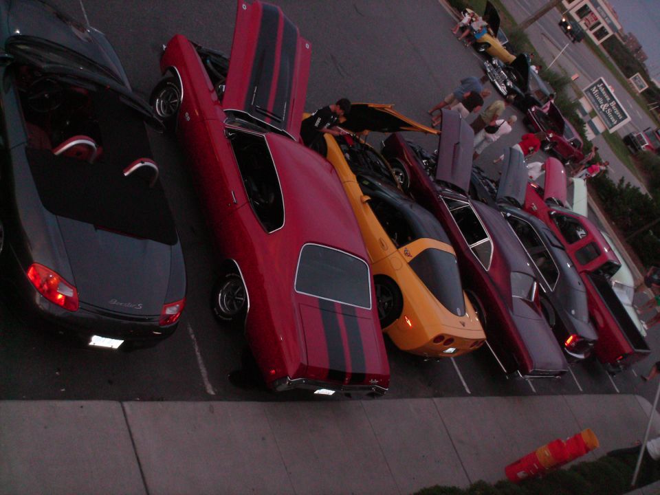 Hooters Cruise-in