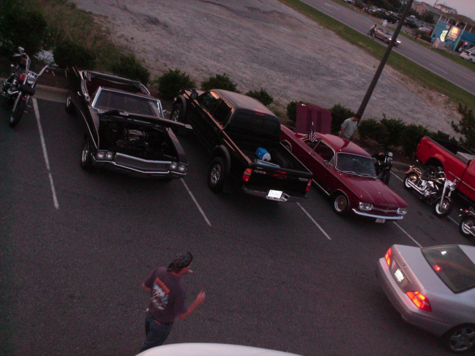 Hooters Cruise-in