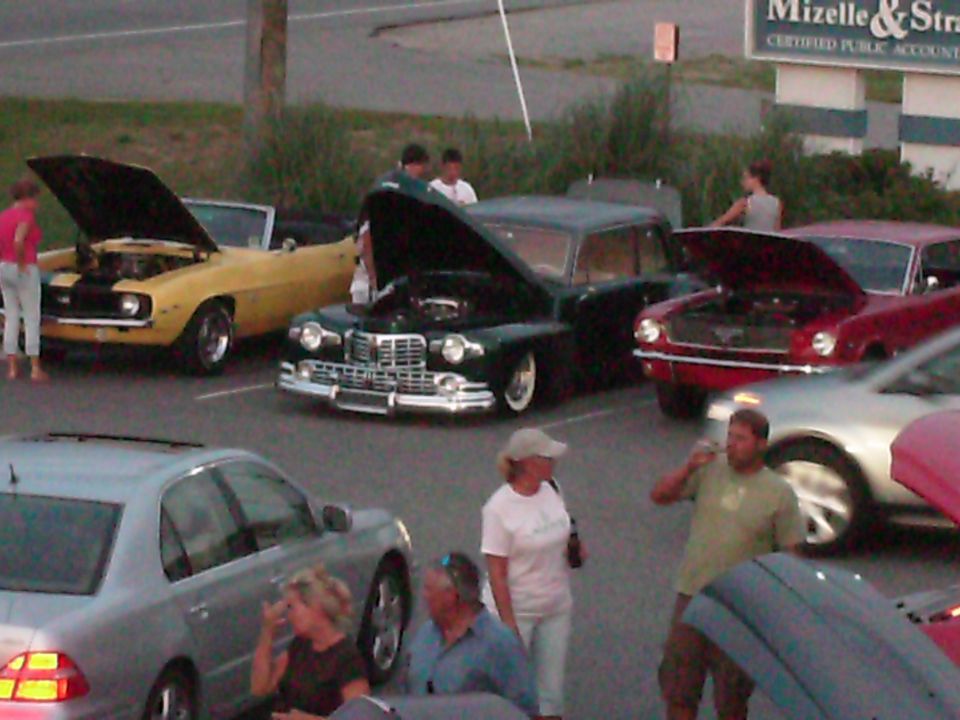 Hooters Cruise-in