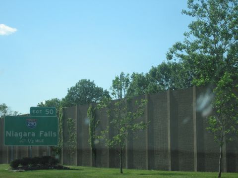 2001 Ford Crown Victoria - Highway signs indicate an upcoming exit for Niagara Falls and I-290.