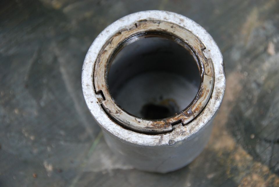 Open end of an aluminum axle tube with internal threads