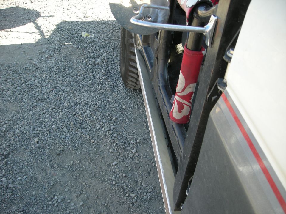 Side view of 1991 Ford Bronco rear fender with red shock absorber cover