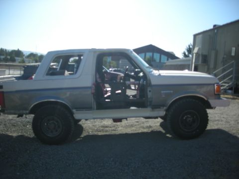 1991 Ford Bronco - Side profile of a 1991 Ford Bronco with its doors taken off.
