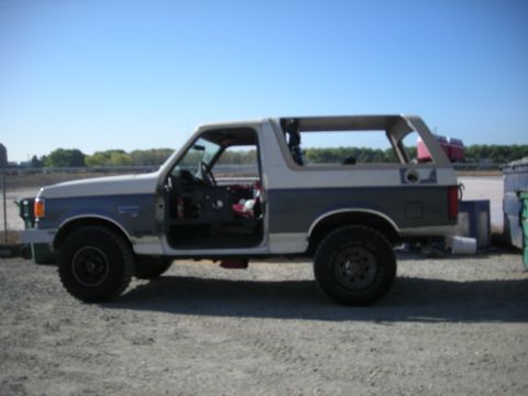 1991 Ford Bronco - This two-tone 1991 Ford Bronco is seen from the side with its doors removed.