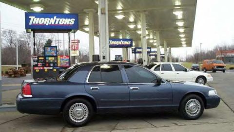 1988 Ford Crown Victoria - Fueling up for the convoy