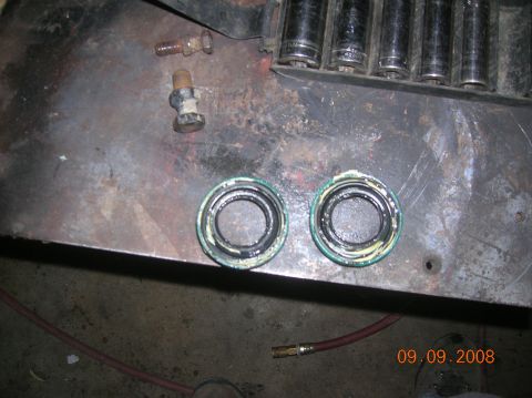 1985 Ford Bronco - inner seals, you can see the one on the left is oblonged, most likely the reason for the oil leaking out of the passenger axle tube.