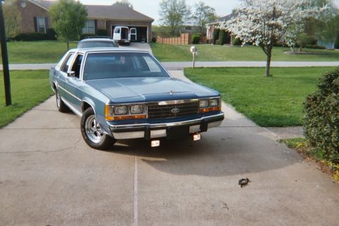 1988 Ford Crown Victoria - Another shot with the Cragars and my new foglights.