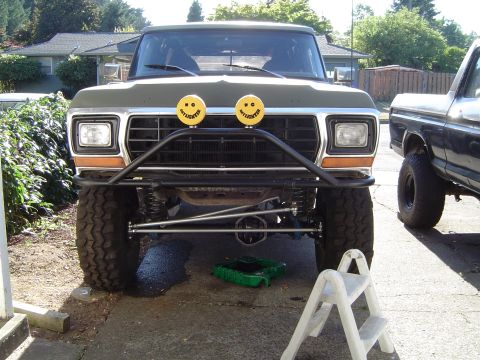 1978 Ford Bronco - Track bar back in, and axle centered.