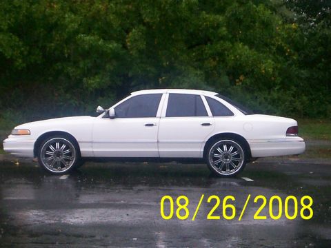 1995 Ford Crown Victoria photo