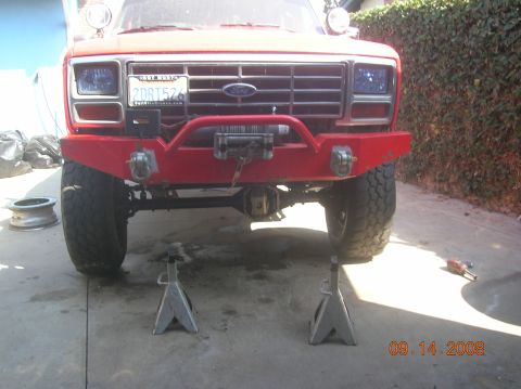 1985 Ford Bronco - frt shot tires on and off the jack stands