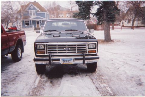 1986 Ford Bronco - Nice front shot notice the scoops makes it look mean!!