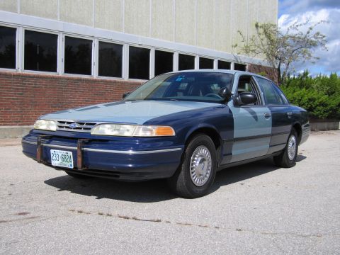 2001 Ford Crown Victoria - This 2001 Ford Crown Victoria features a two-tone paint scheme and a front push bumper.