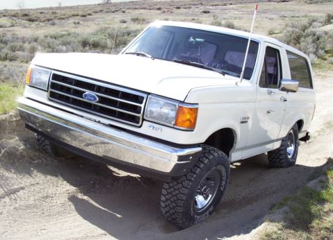 1990 Ford Bronco - Getting some flex with no lift and no sway bars.