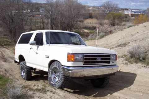 1990 Ford Bronco - A little shortcut I take behind Safeway.
