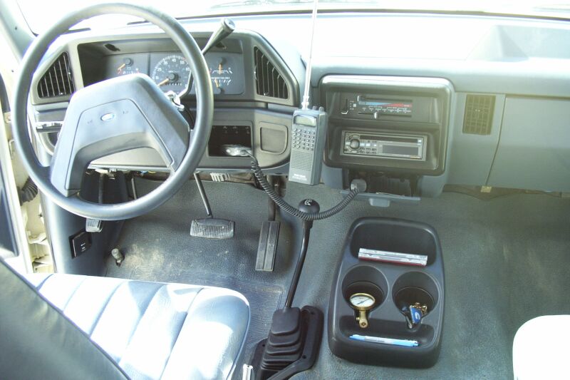 Only options on this Bronco are A/C and cruise control.  Carpet wasn't standard, I guess.  That's a police scanner if you're wondering.