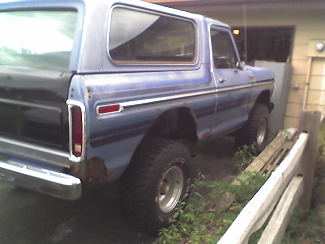 1979 Ford Bronco side view, blue with black rear section