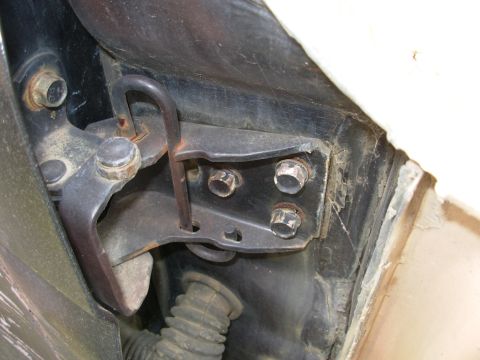 1983 Ford Bronco - The last time I worked on the hinges, the fender was in-place, and apparently, I forgot to tighten the front 2 bolts. For door alignment, s…