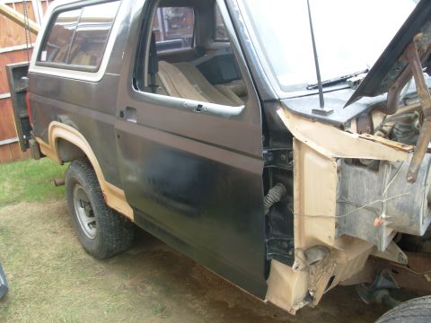 1983 Ford Bronco - I got the orange-peel almost PERFECTLY even. :D With the fender off, aligning the door will be VERY easy. The orange wire nuts beside the b…