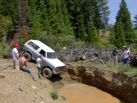 1988 Ford Bronco - droping in the mud pit